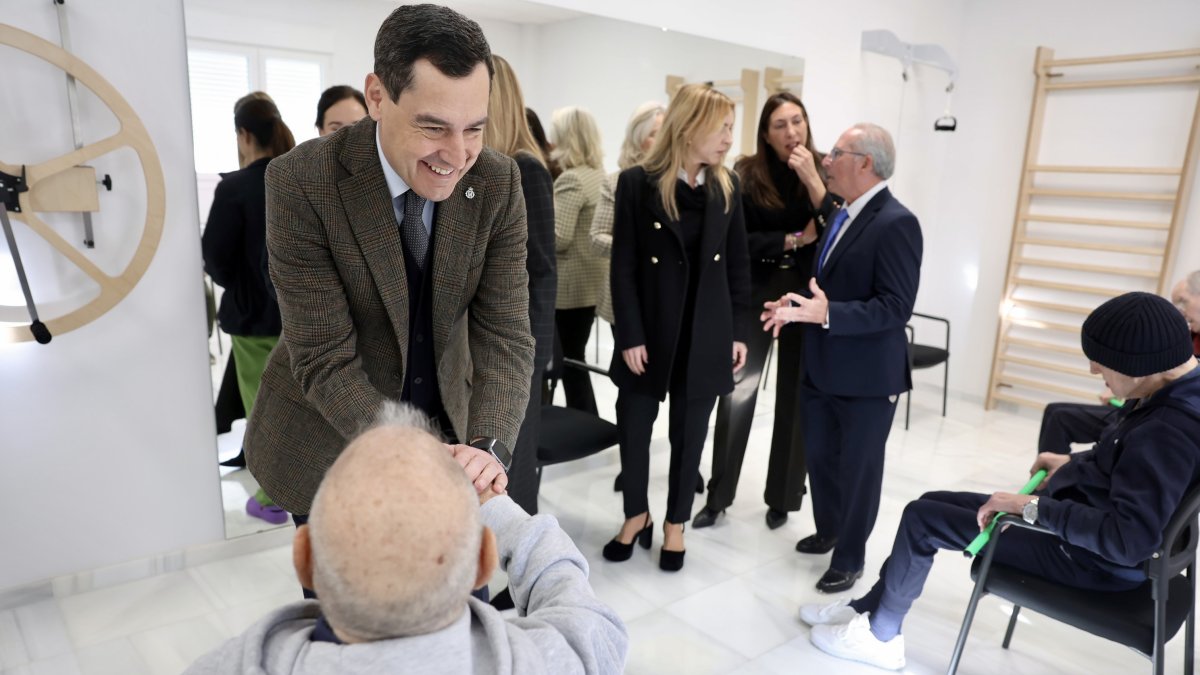 El presidente de la Junta de Andalucía, Juanma Moreno, visita las instalaciones del centro de día de Párkinson Bahía de Cádiz, situado en San Fernando.