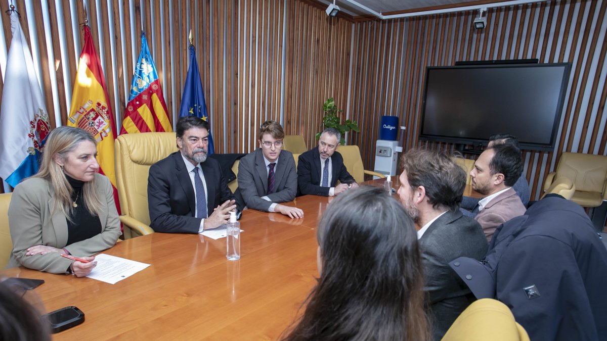 Reunión entre el alcalde Luis Barcala, empresarios de la alicantina GDV y los representantes de automoción y Gobierno turco.