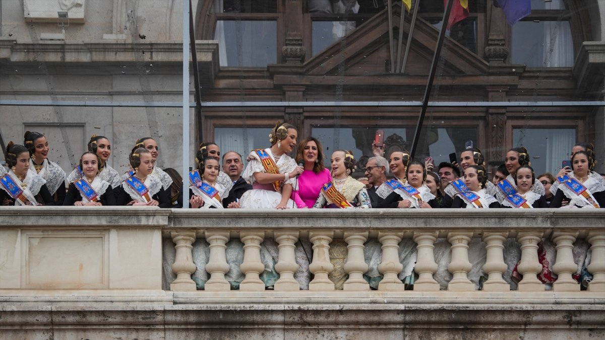 La fallera mayor, Berta Peiró (5i), la alcaldesa de Valencia, María José Catalá (c), y la fallera mayor infantil, Lucía García (5d), durante una mascletà por el Día de la Mujer, a