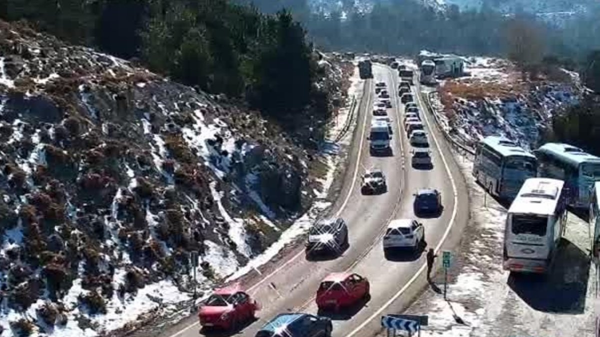 Imagen de una cámara de la DGT de la carretera de acceso a Sierra Nevada (Granada) atascada por el tráfico.