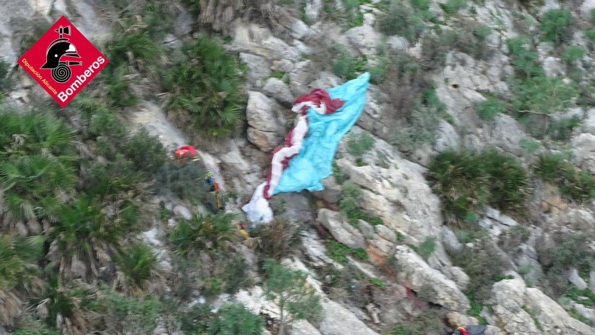Momento del rescate del parapentista herido.