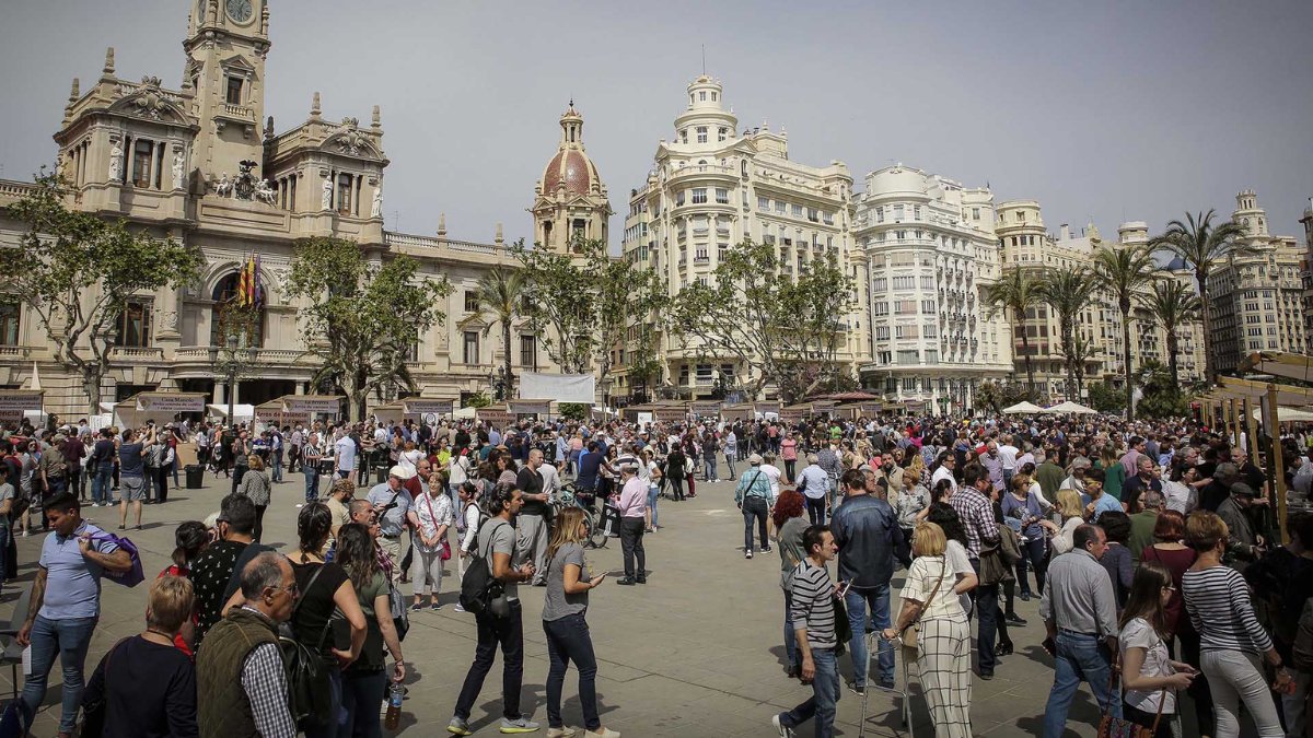 Gente en la Plaza del Ayuntamiento de Valencia