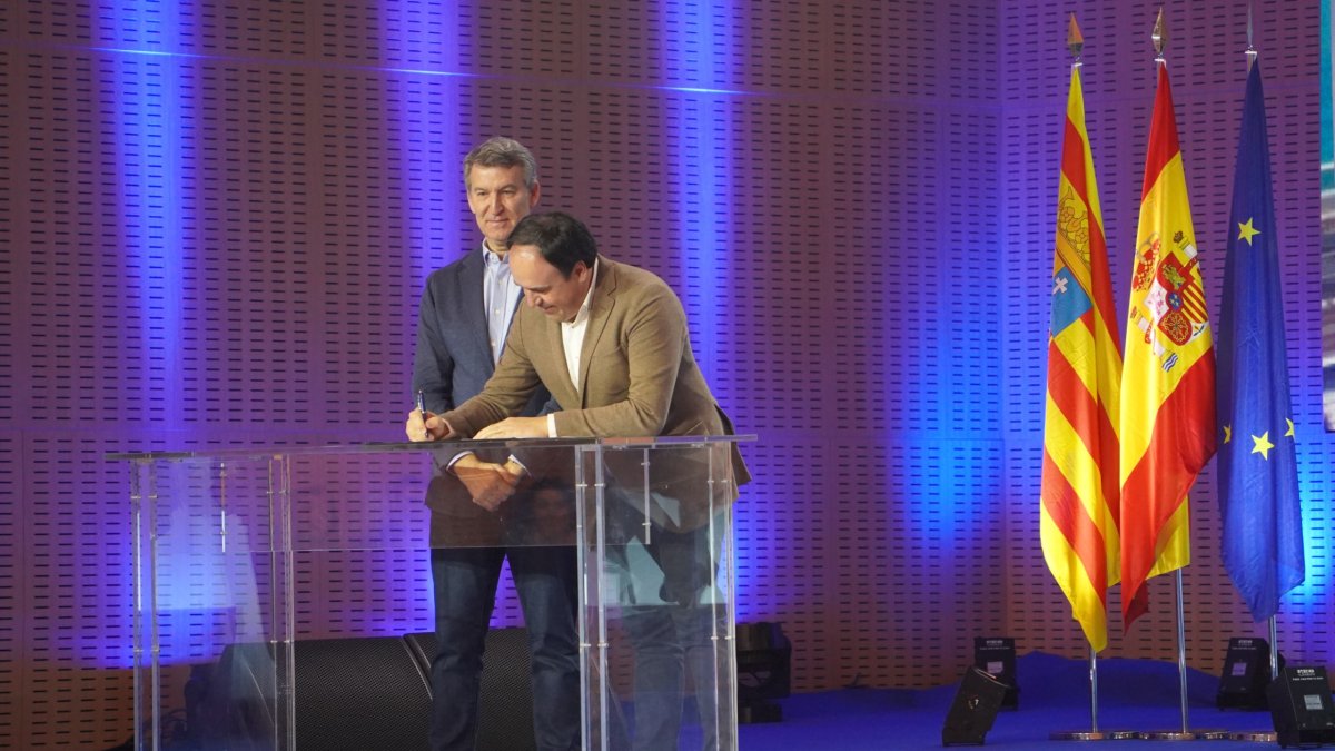 Juanfran Pérez Llorca firma la declaración de Zaragoza del PP