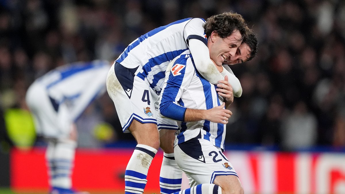 Odriozola y Gorrotxategi celebran la victoria por 2-1 ante el FC Barcelona