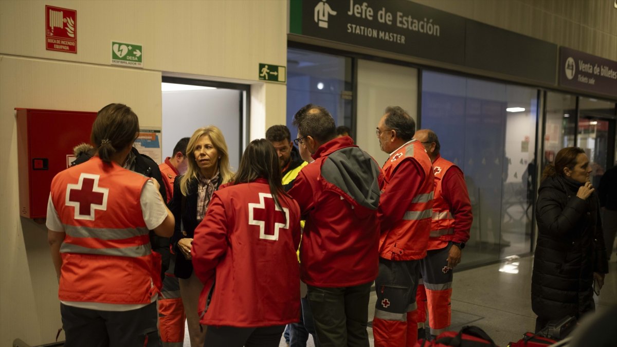 Familiares de los pasajeros del tren procedente de Puerta de Atocha y con destino Huelva.