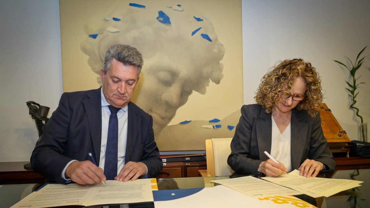 El conseller Martínez Mus firma el protocolo con la alcaldesa de Torrent, Amparo Folgado.