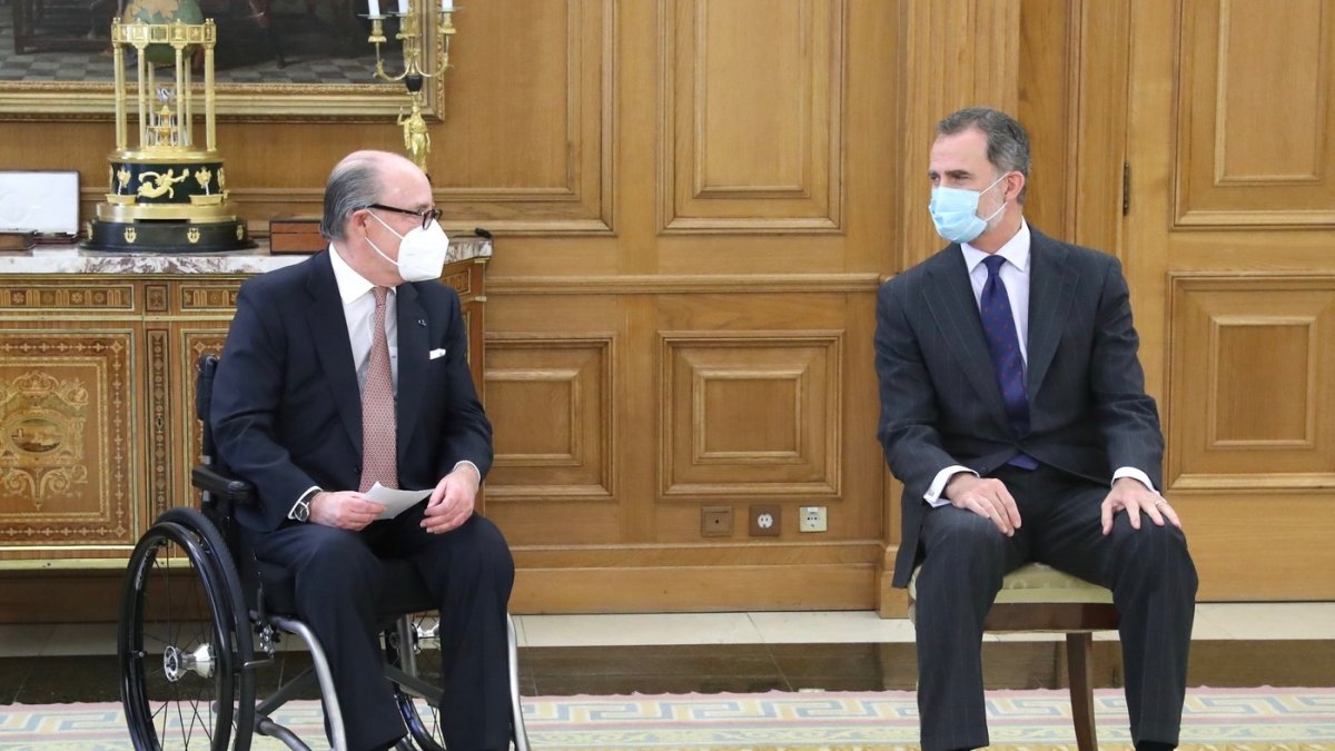 Su Majestad el Rey junto a John de Zulueta en una audiencia en la que se recomendaba el uso de mascarillas.
Casa de S.M. el Rey
09/6/2020