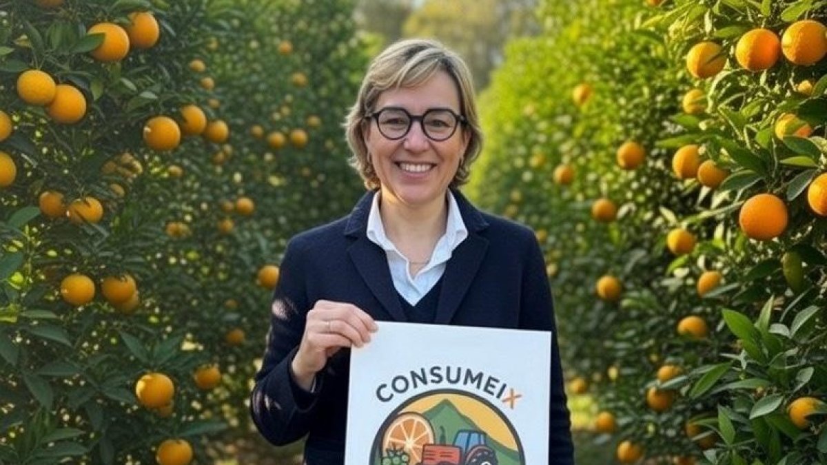 La alcaldesa de Xàbia, Rosa Cardona, con el cartel promocional de la campaña.