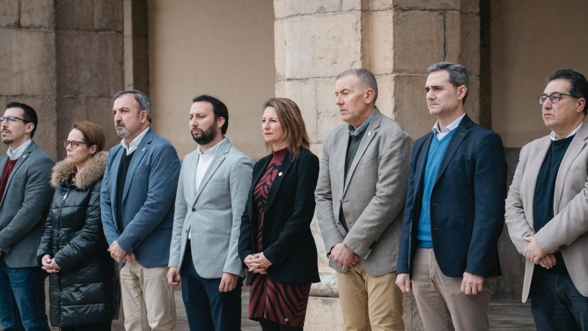La alcaldesa de Castellón, Begoña Carrasco, junto al resto del equipo de gobierno durante el minuto de silencio por el accidente ferroviario de Adamuz.