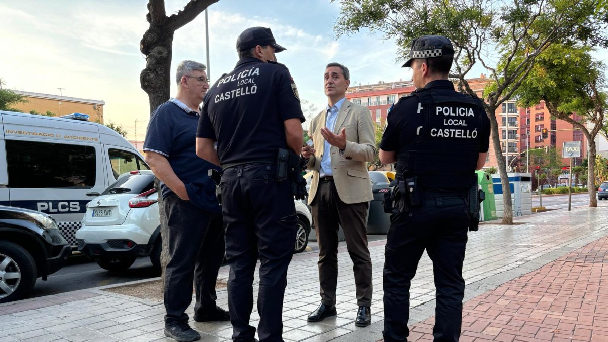 El concejal de Seguridad, Antonio Ortolá, habla con agentes de la Policía Local