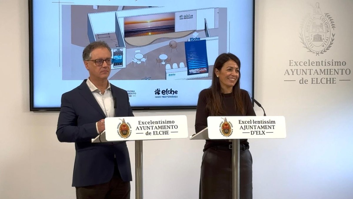 La concejala Irene Ruiz, con el técnico Raúl Sánchez, explica los pormenores de la presencia de Elche en FITUR.