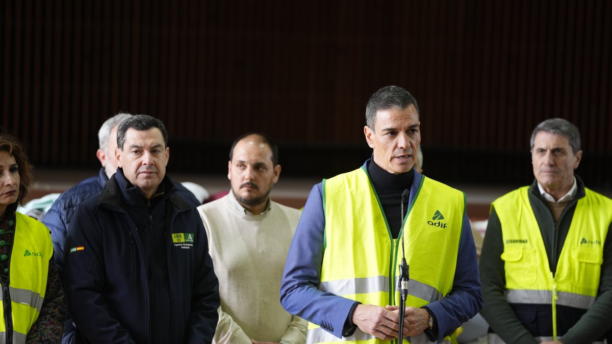 El presidente del Gobierno, Pedro Sánchez, atiende a los medios antes de trasladarse al lugar del accidente de Adamuz