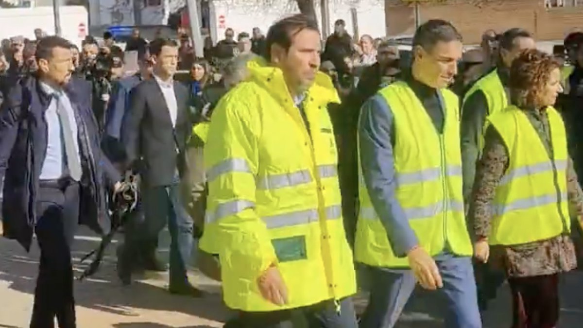 Pedro Sánchez, Óscar Puente, Fernando Grande-Marlaska y María Jesús Montero a su llegada a la caseta municipal de Adamuz