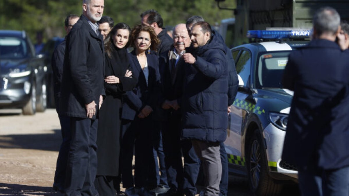El rey Felipe y la reina Letizia con el alcalde de Adamuz, Rafael Ángel Moreno y la ministra de Hacienda, María Jesús Montero