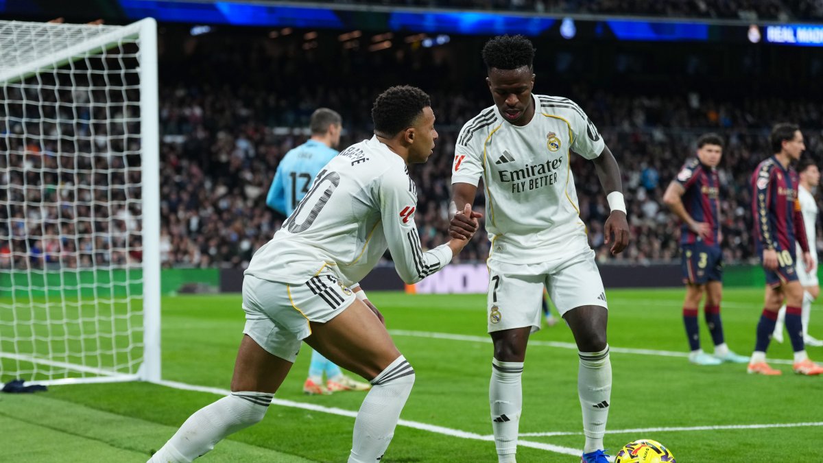 Kylian Mbappe y Vinicius Junior durante el encuentro ante el Levante en el Santiago Bernabéu (Photo by Angel Martinez/Getty Images)