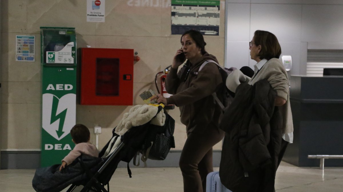 Anabel Pantoja junto a su madre e hija rumbo a Canarias