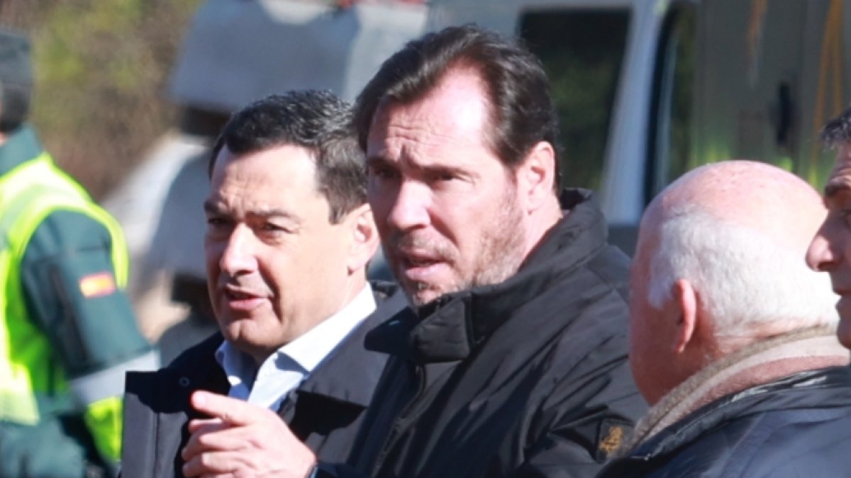 El ministro de Transportes, Óscar Puente, durante la visita de los Reyes a Adamuz