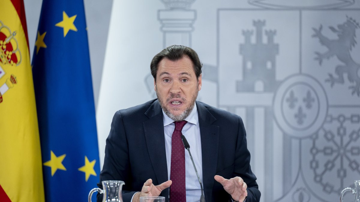 (Foto de ARCHIVO)
El ministro de Transportes y Movilidad Sostenible, Óscar Puente, durante una rueda de prensa posterior al Consejo de Ministros, en el Palacio de la Moncloa 23/12/2025