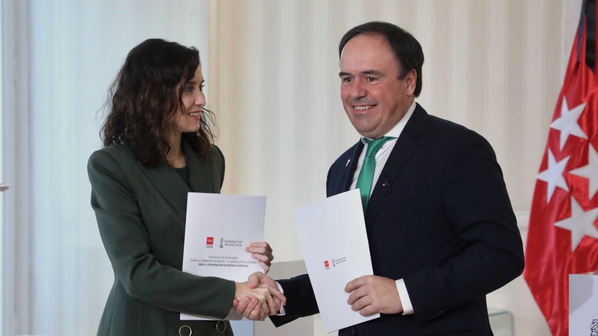 La presidenta de la Comunidad de Madrid, Isabel Díaz Ayuso y el president de la Generalitat, Juanfran Pérez Llorca