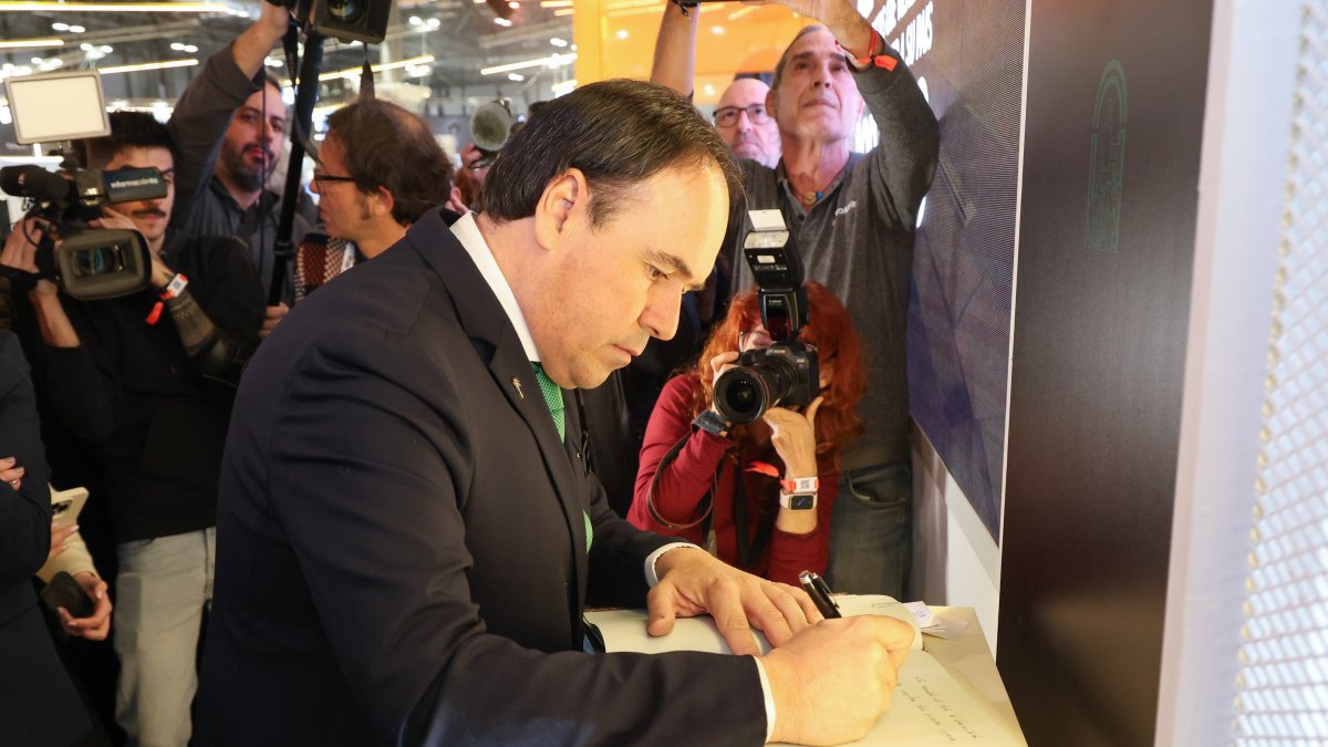 El president de la Generalitat, Juanfran Pérez Llorca, durante su visita al estand de la Comunitat Valenciana en Fitur