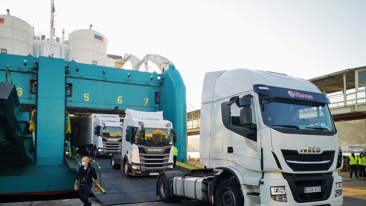 Descarga de camiones en el Puerto de Almería.