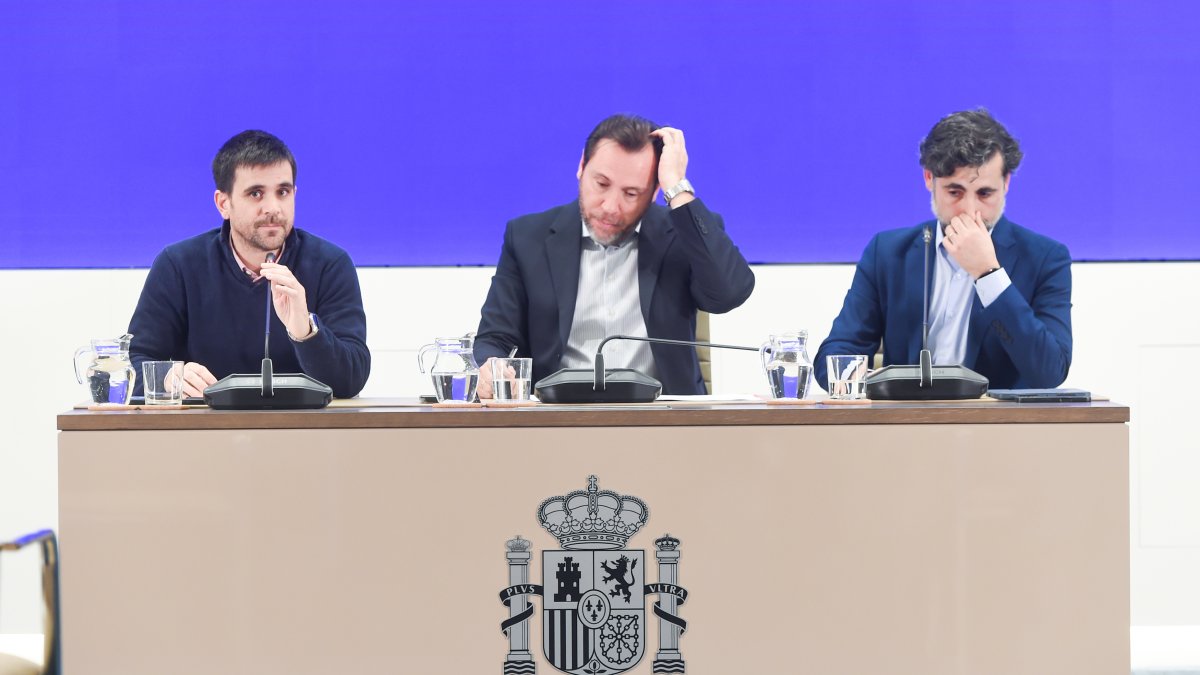 Óscar Puente junto al director de Tráfico de Adif, Ángel García de la Bandera y al director de Operaciones de Renfe, José Alfonso Gálvez