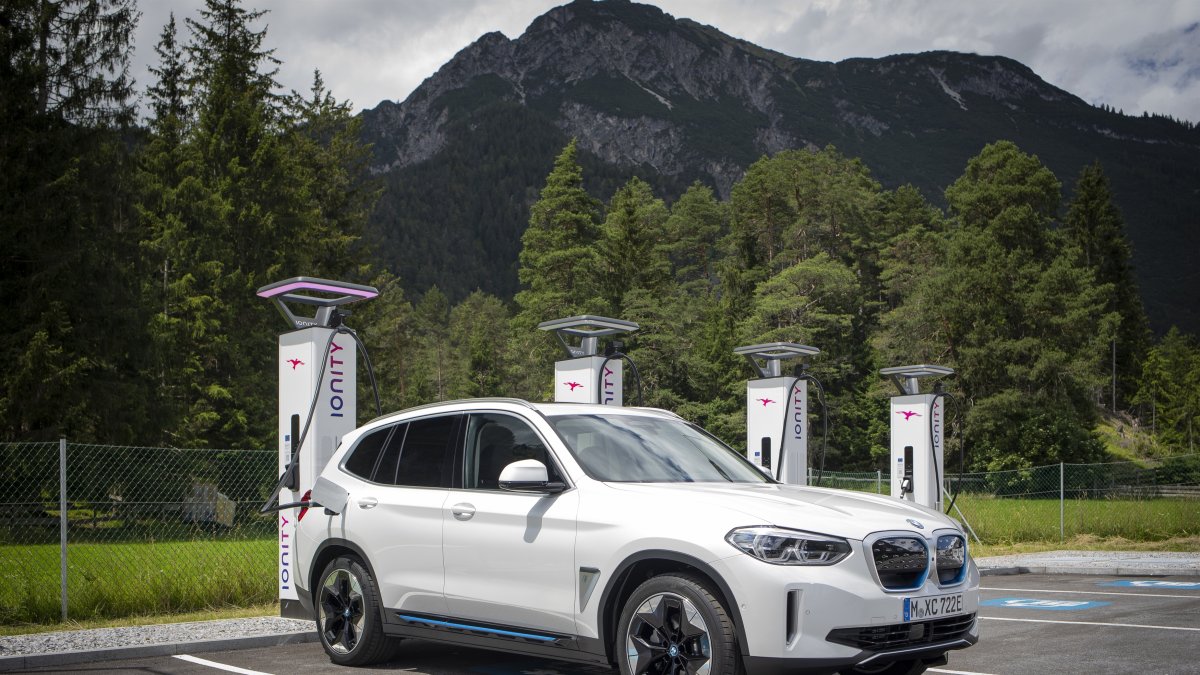 Archivo - El grupo BMW superó las 68.800 ventas en España (+4,2%) y espera crecer en 2026 por la electrificación.