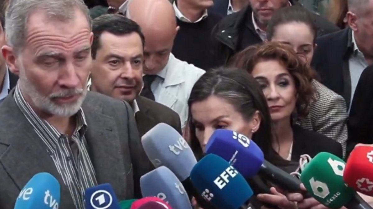 La vicepresidenta del Gobierno, María Jesús Montero, junto a los Reyes en Adamuz, Córdoba.