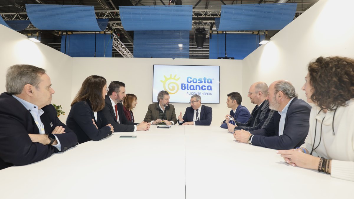 El presidente de la Diputación de Alicante, Toni Pérez, mantiene en Fitur 2026 una reunión con representantes de ETOA.