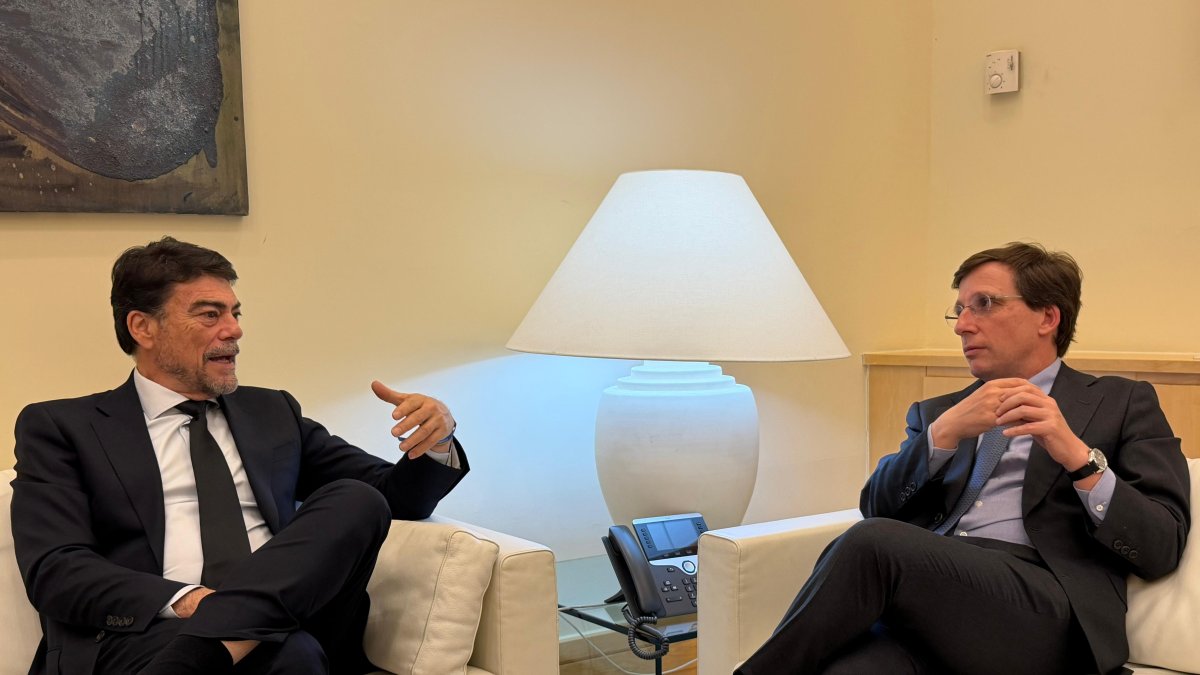El alcalde de Alicante, Luis Barcala, y el alcalde de Madrid, José Luis Martínez Almeida, durante un encuentro en la capital