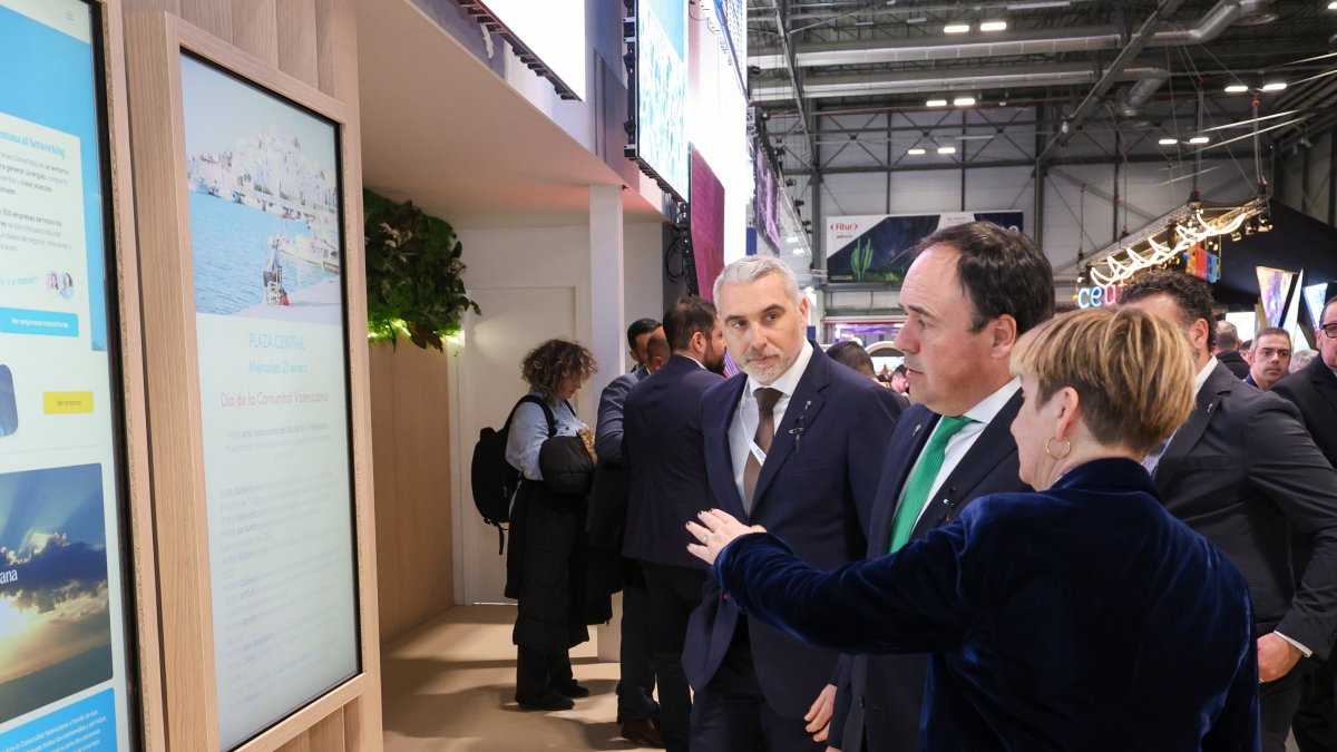 El president de la Generalitat visita el estand de la Comunitat Valenciana en Fitur