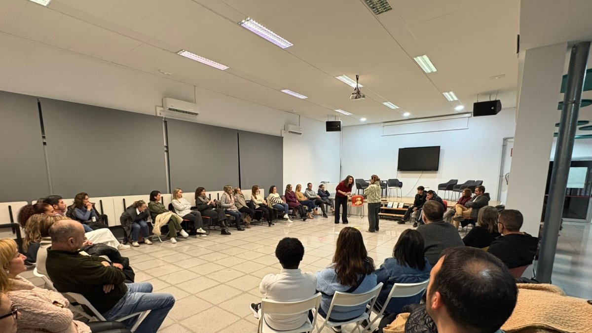 Asistentes a la charla sobre la prevención del suicidio en Albal.