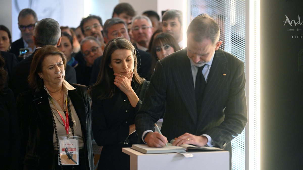 La Reina Letizia y el Rey Felipe firman en el libro de condolencias por el accidente de Adamuz durante la inauguración oficial de la 46ª edición de la Feria Internacional de Turismo (FITUR), en IFEMA Madrid, a 22 de enero de 2026, en Madrid (España).
José Oliva / Europa Press
22/1/2026