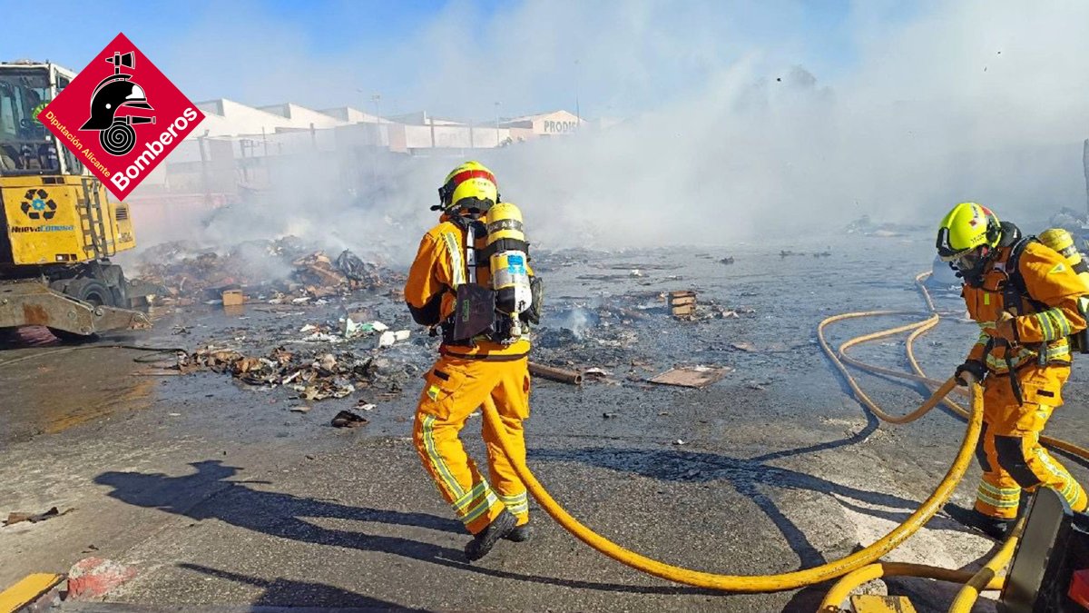 Los bomberos del Consorcio Provincial, este jueves en las tareas de extinción del incendio del Polígono de Carrús de Elche.