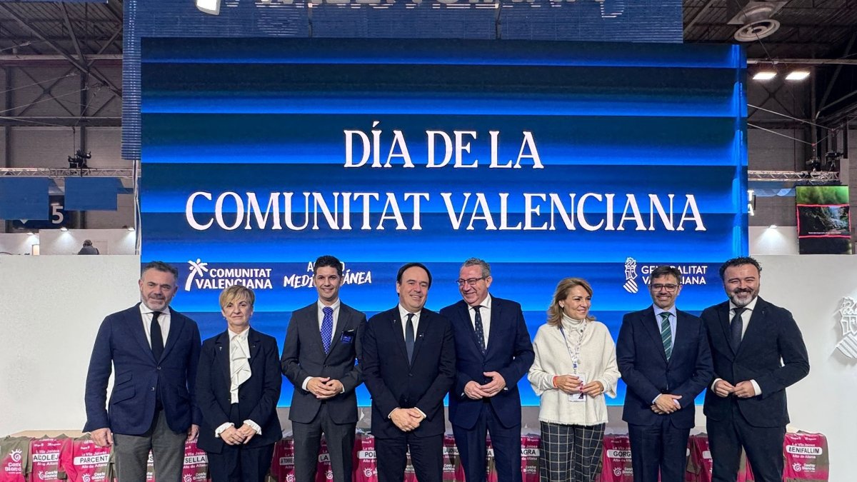 En la imagen, el presidente de HOSBEC junto a autoridades valencianas, en una imagen de archivo.