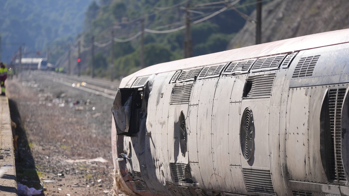 Uno de los vagones del tren Iryo que descarriló, a 20 de enero de 2026, en Adamuz, Córdoba. Al fondo, el Alvia accidentado.