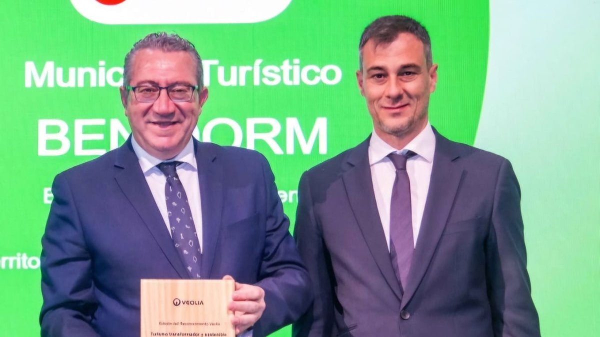 Momento en que el alcalde de Benidorm, Toni Pérez, recibe el reconocimiento.
