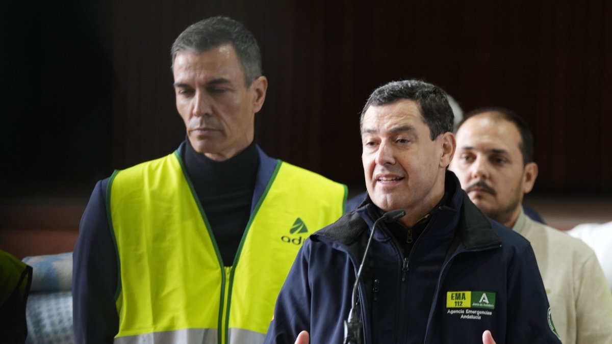 El presidente de Andalucía, Juanma Moreno, y el del Gobierno, Pedro Sánchez, justo detrás.