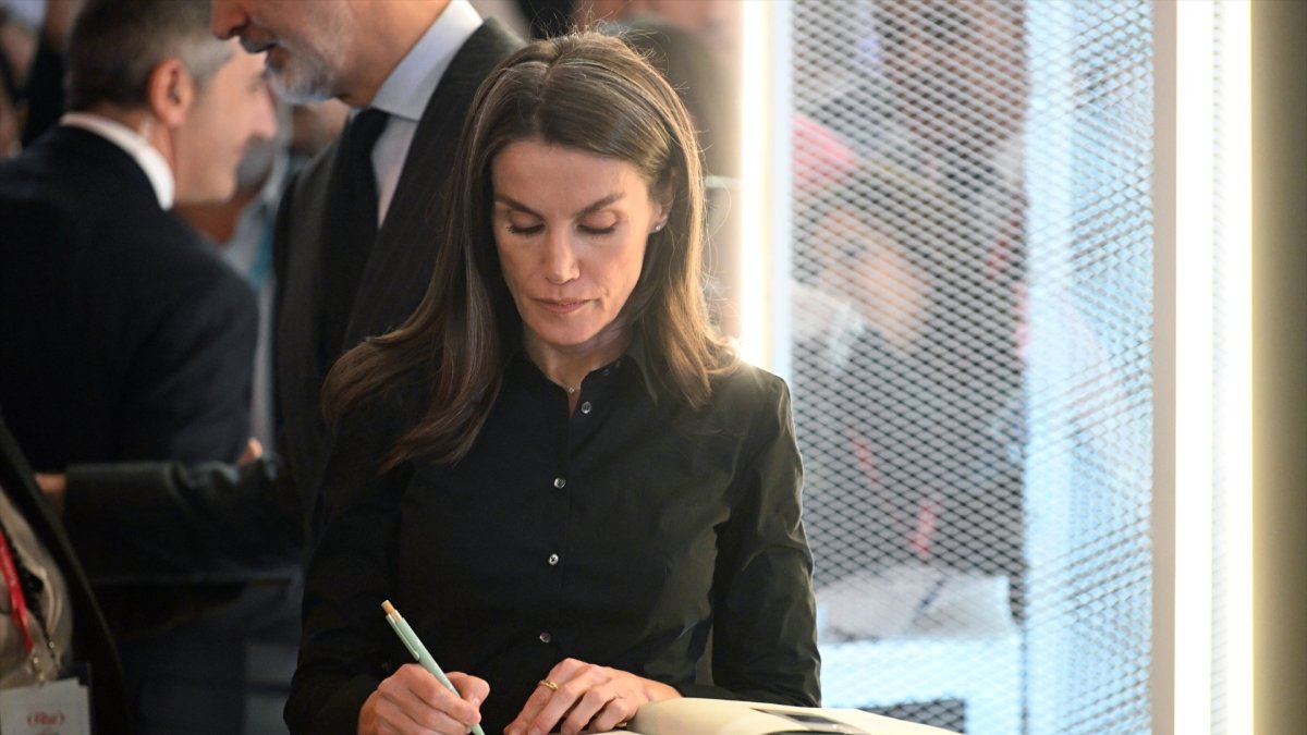 Doña Letizia firma el libro de condolencias por el accidente de Adamuz en FITUR.
