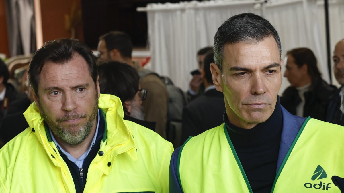 Pedro Sánchez y Óscar Puente, el pasado lunes en Adamuz.