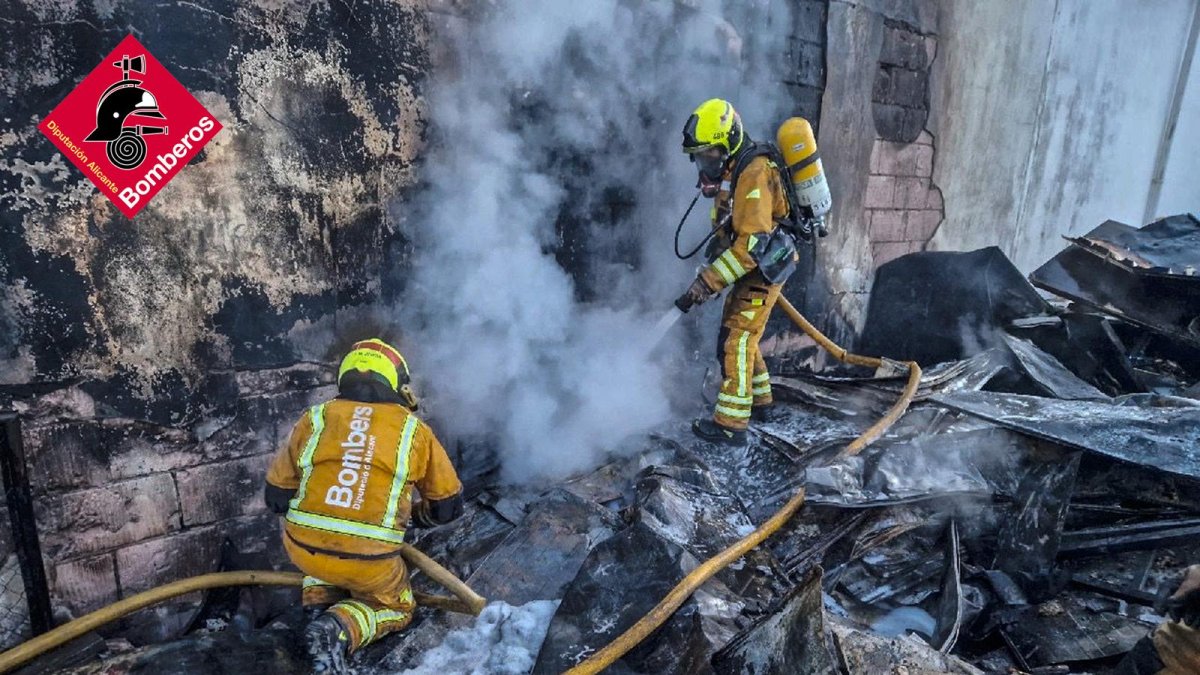 Los bomberos del Consorcio de Alicante, en las labores de extinción del incendio en Ibi.