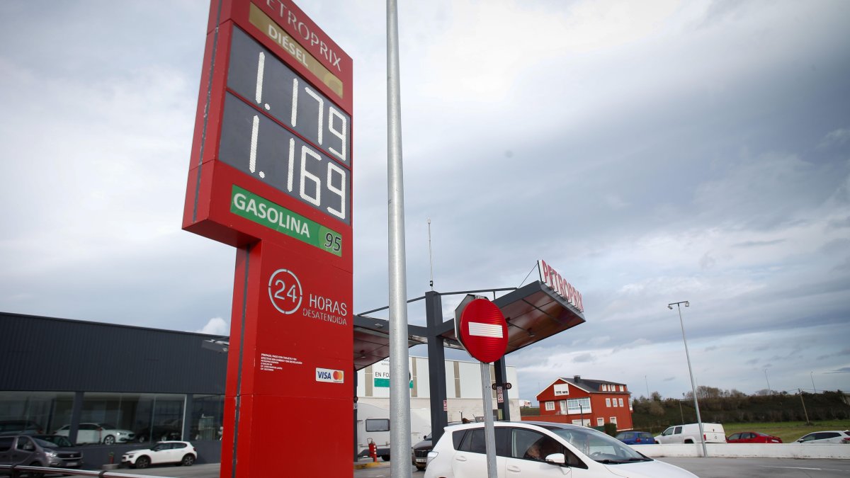 Dos gasolineras de Ribadeo compiten entre ellas por proveer el combustible más barato en estos primeros días del año 2024