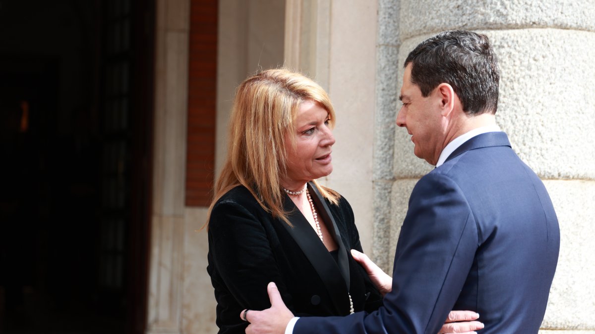El presidente de la Junta de Andalucía, Juanma Moreno, es recibido por la alcaldesa de Huelva, Pilar Miranda.