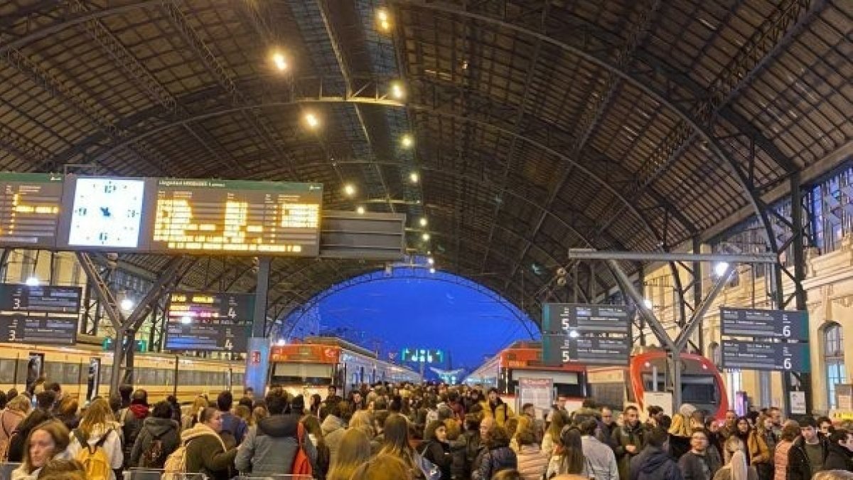 Viajeros en la Estación del Norte de Valencia.