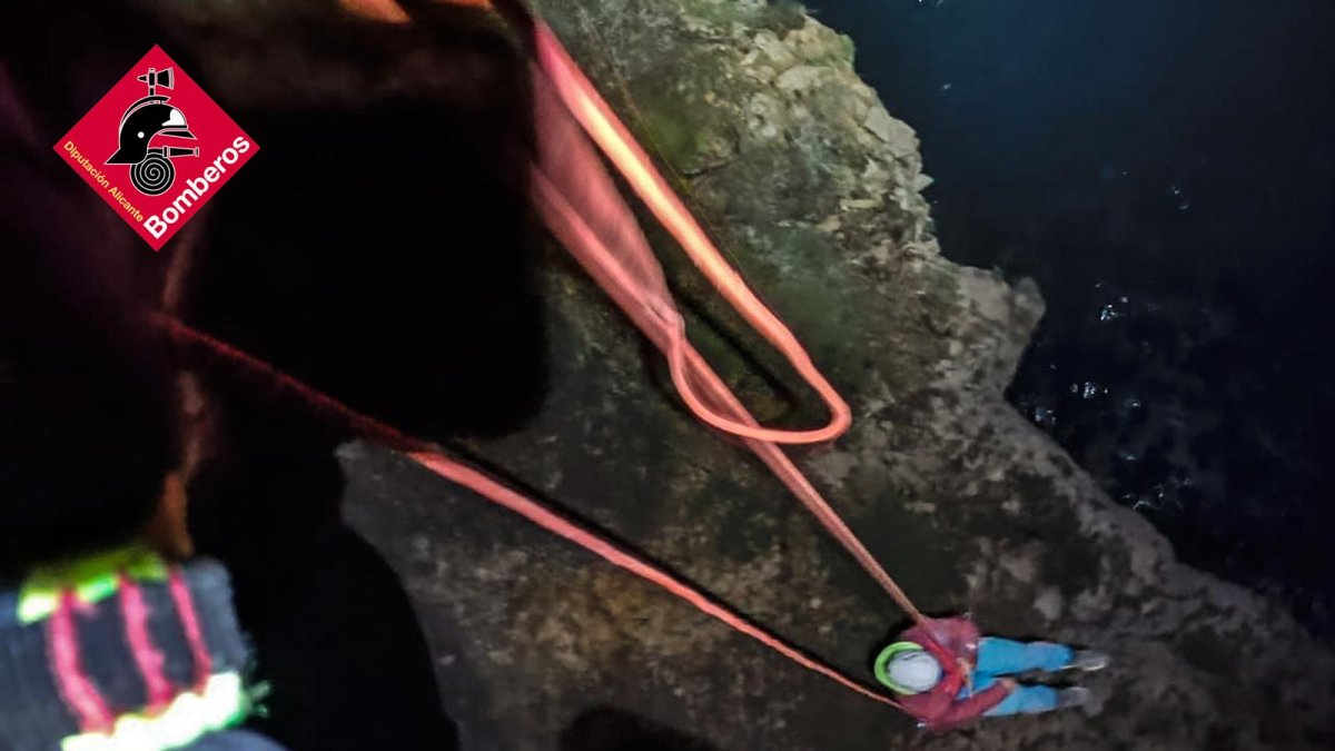 Momento del rescate del montañero por parte de los efectivos del Parque Provincial de Bomberos.