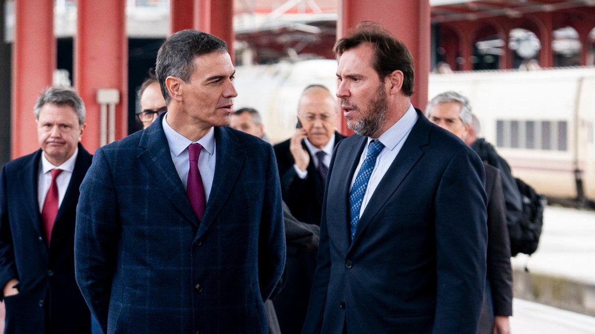 El presidente del Gobierno, Pedro Sánchez, y el ministro de Transportes, Óscar Puente.