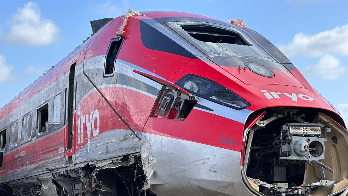 Uno de los vagones del Iryo accidentado en Adamuz es transportado por una grúa.