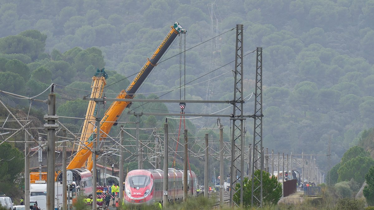 Trabajos de rescate de los convoyes de los trenes accidentados en la zona del suceso en Adamuz.