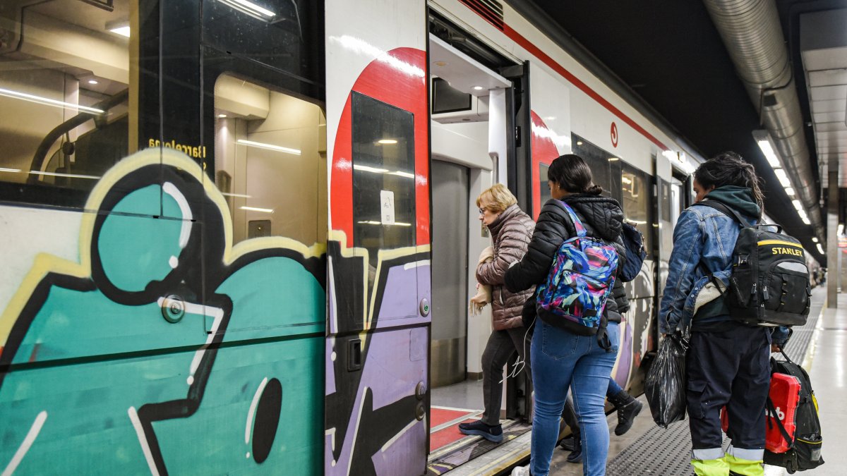 Viajeros cogen un tren de rodalies