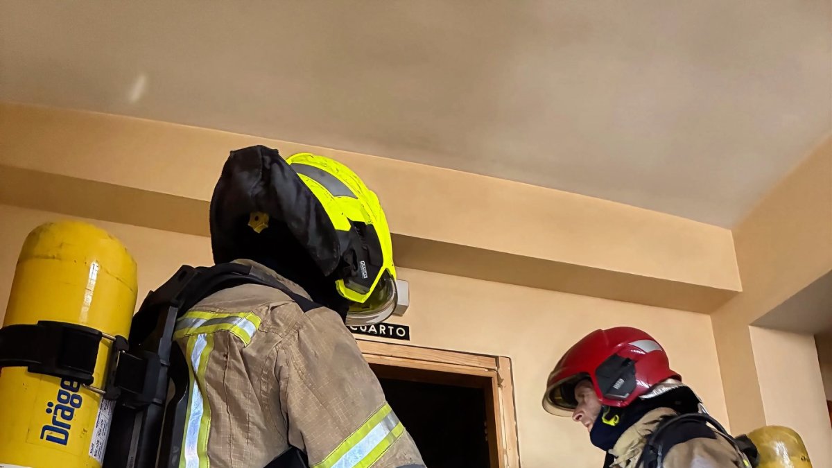 Bomberos de Valencia en una vivienda en una imagen de archivo
